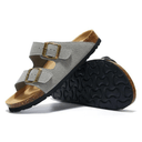 Sandália Birken Camurça, conforto excepcional com design europeu, unindo elegância atemporal e leveza. Perfeita para um estilo sofisticado e moderno.